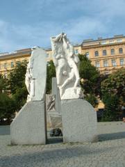 Foto vom Treffpunkt Albertinaplatz. Unser Stadtspaziergänge beginnen in der Mitte des Albertinaplatzes am Mahnmal gegen Krieg und Faschismus (Hrdlicka-Denkmal).